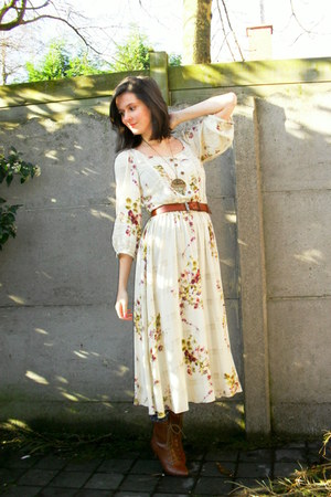 22 Black Shirt Cream Pants Brown Shoes Pics