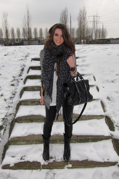 Www.queenswardrobe.com Patched Black Leggings Vintage Black Boots Topshop Silver Blazer Urban Outfitters Leopard Gray Scarf Zara Studded Bag Black Www.queenswardrobe.com Patched Black Leggings Vintage Black Boots Topshop Silver Blazer Urban Outfitters Leopard Gray Scarf Zara Studded Bag Black