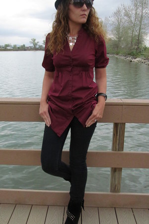 black jeans with maroon shirt