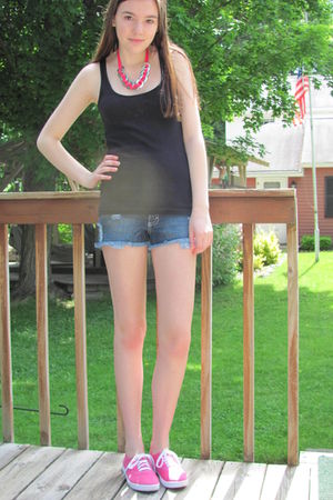 black jeans pink shoes