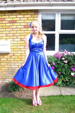 blue dress and red shoes combination