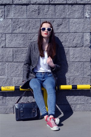 black jeans red converse