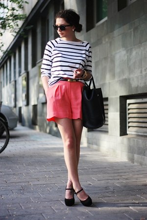 salmon shorts outfit