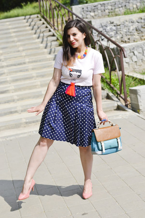 navy blue dress with pink shoes