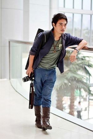 dark green t shirt with blue jeans