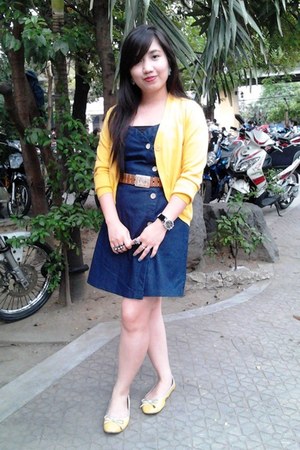 navy dress yellow shoes