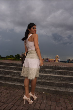 light-pink-louboutitn-shoes-light-pink-red-valentino-dress-brown-lv