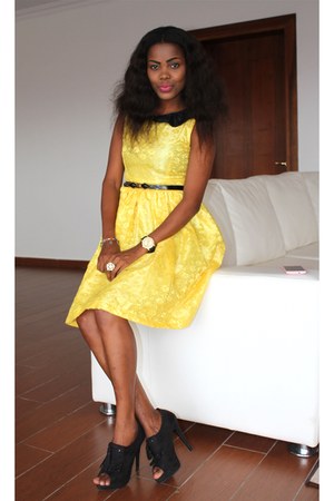 yellow dress and black heels