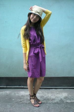 purple dress yellow shoes