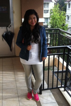 maong skirt outfit with rubber shoes