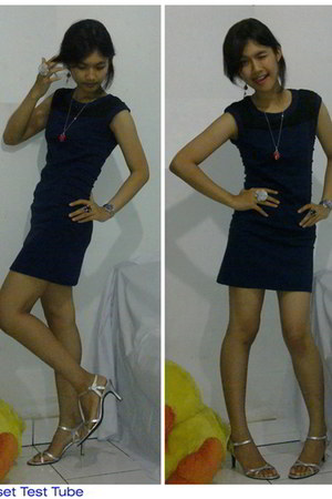 silver shoes with navy dress